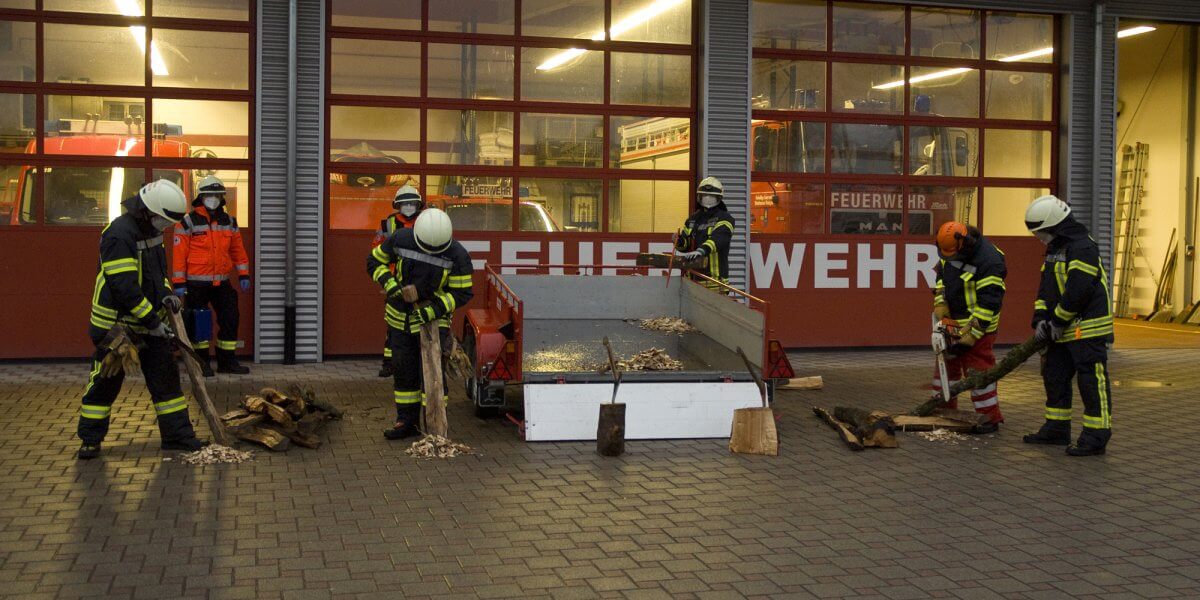 Beitragsbild zu: Feuerwehr Rheinhausen wird mit revolutionärem Lichtmastanhänger Teil der Energiewende